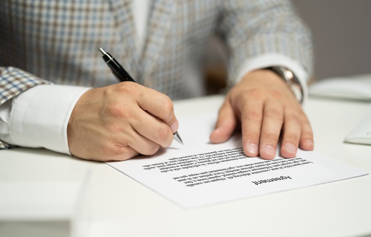 Man signing a contract with a cooling off period in NSW and ACT